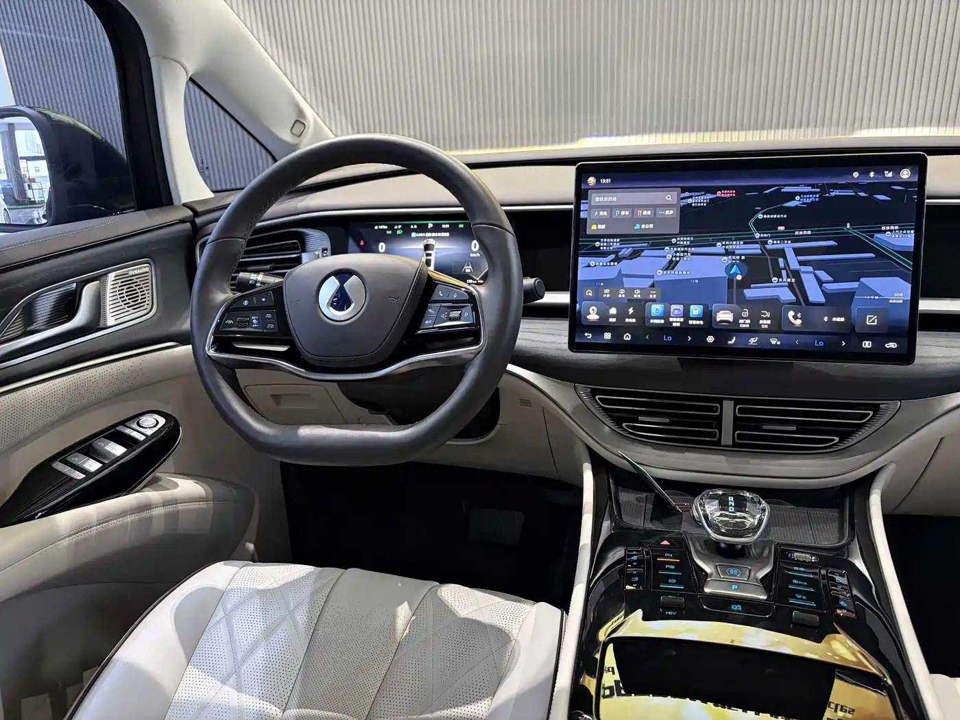 Denza D9 2024 DM-i 980 AWD Flagship фото 7