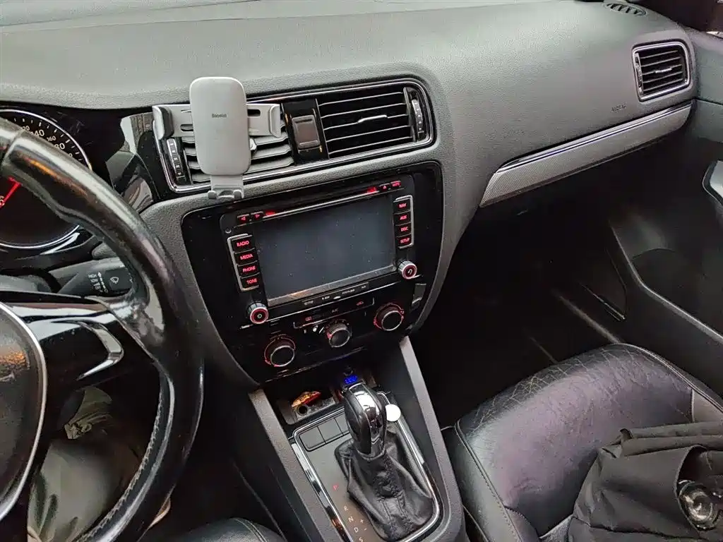 Volkswagen Sagitar 2015 1.6L Automatic Comfort фото 6