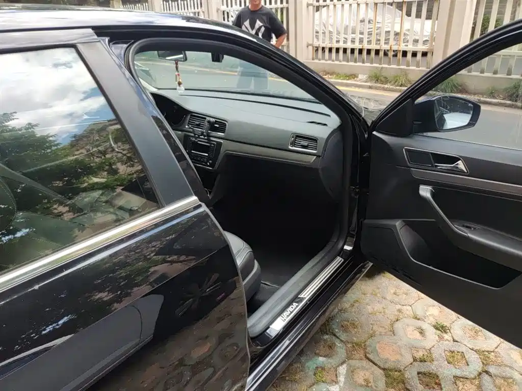 Volkswagen Lavida 2015 1.6L Automatic Comfort Edition фото 20