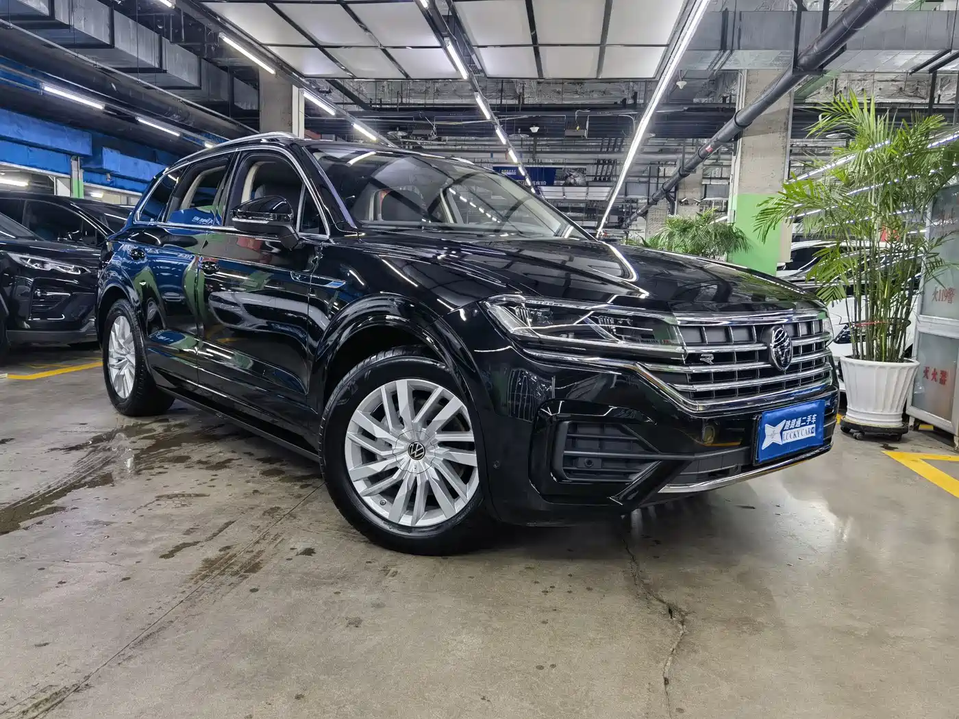 Volkswagen Touareg 2023 2.0TSI R-Line Edition фото 3