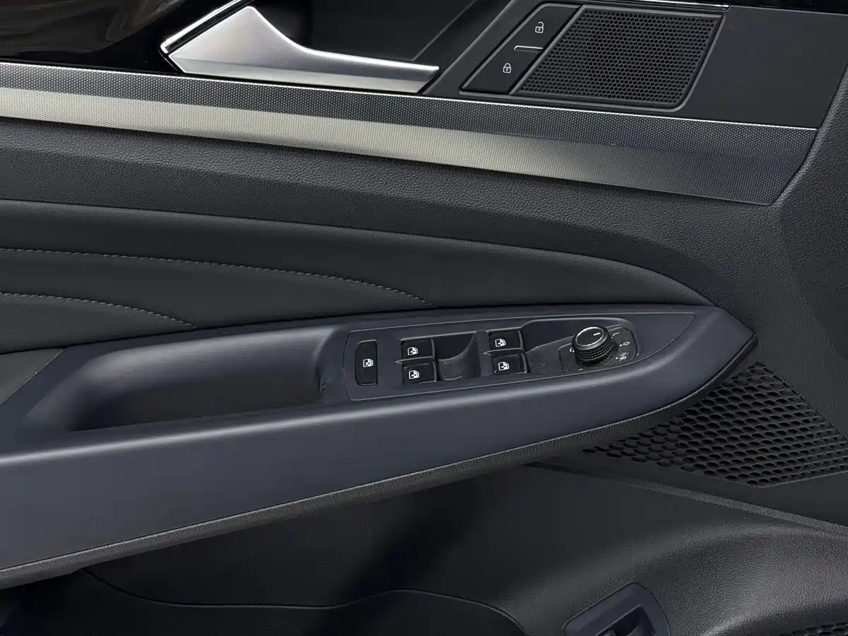 Volkswagen Passat 2023 280TSI Elite Edition фото 11