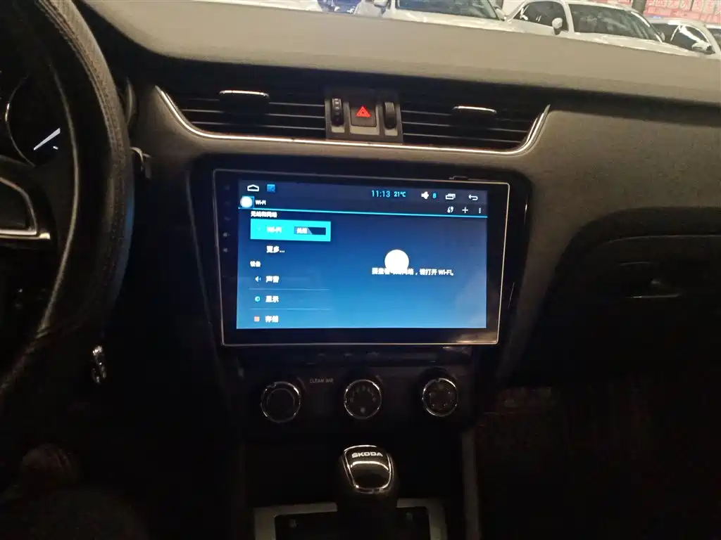 Škoda Octavia 2016 1.6L Automatic Pioneer Edition фото 13