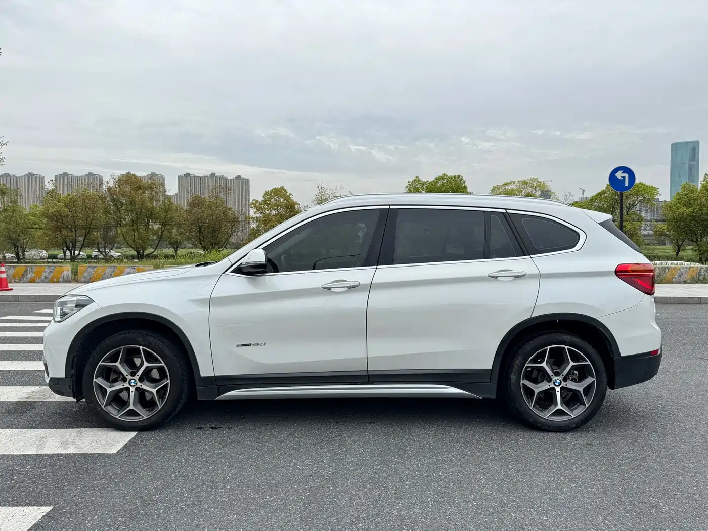 BMW X1 2018 sDrive18Li Premium Model фото 7