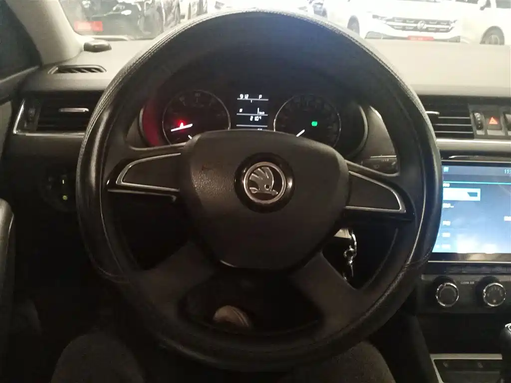 Škoda Octavia 2016 1.6L Automatic Pioneer Edition фото 11