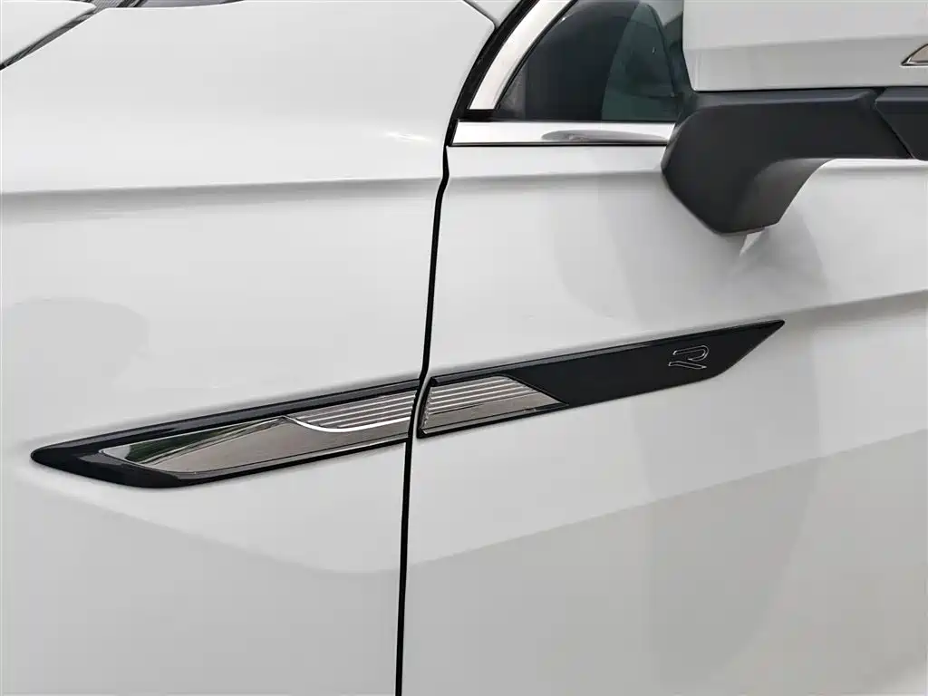 Volkswagen Tiguan L 2024 330TSI Automatic 2WD R-Line Premium Enjoyment Edition фото 15
