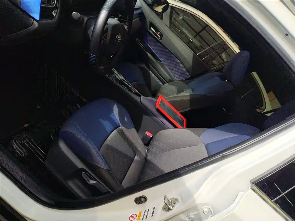 Toyota C-HR 2018 2.0L Leading Sunroof Edition V фото 8