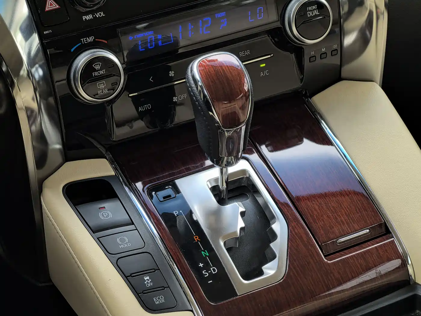 Toyota Alphard 2018 3.5L Luxury фото 14