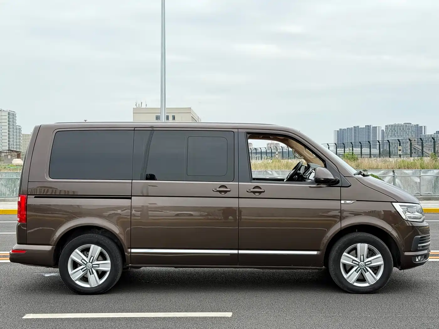 Volkswagen Multivan 2016 2.0TSI 4WD Prestige 7-Seater фото 4