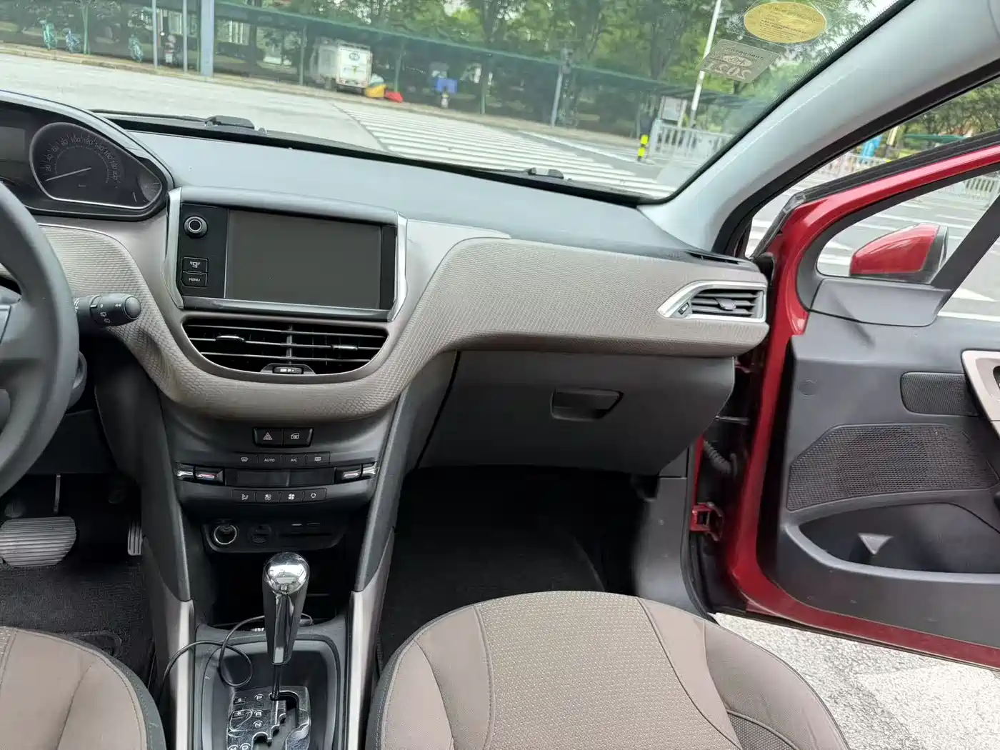 Peugeot 2008 2014 1.6L Automatic Fashion Edition фото 23