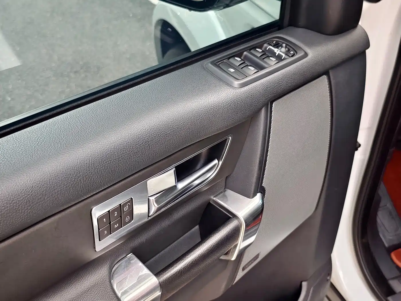 Land Rover Discovery 2014 3.0 SDV6 HSE Diesel фото 21