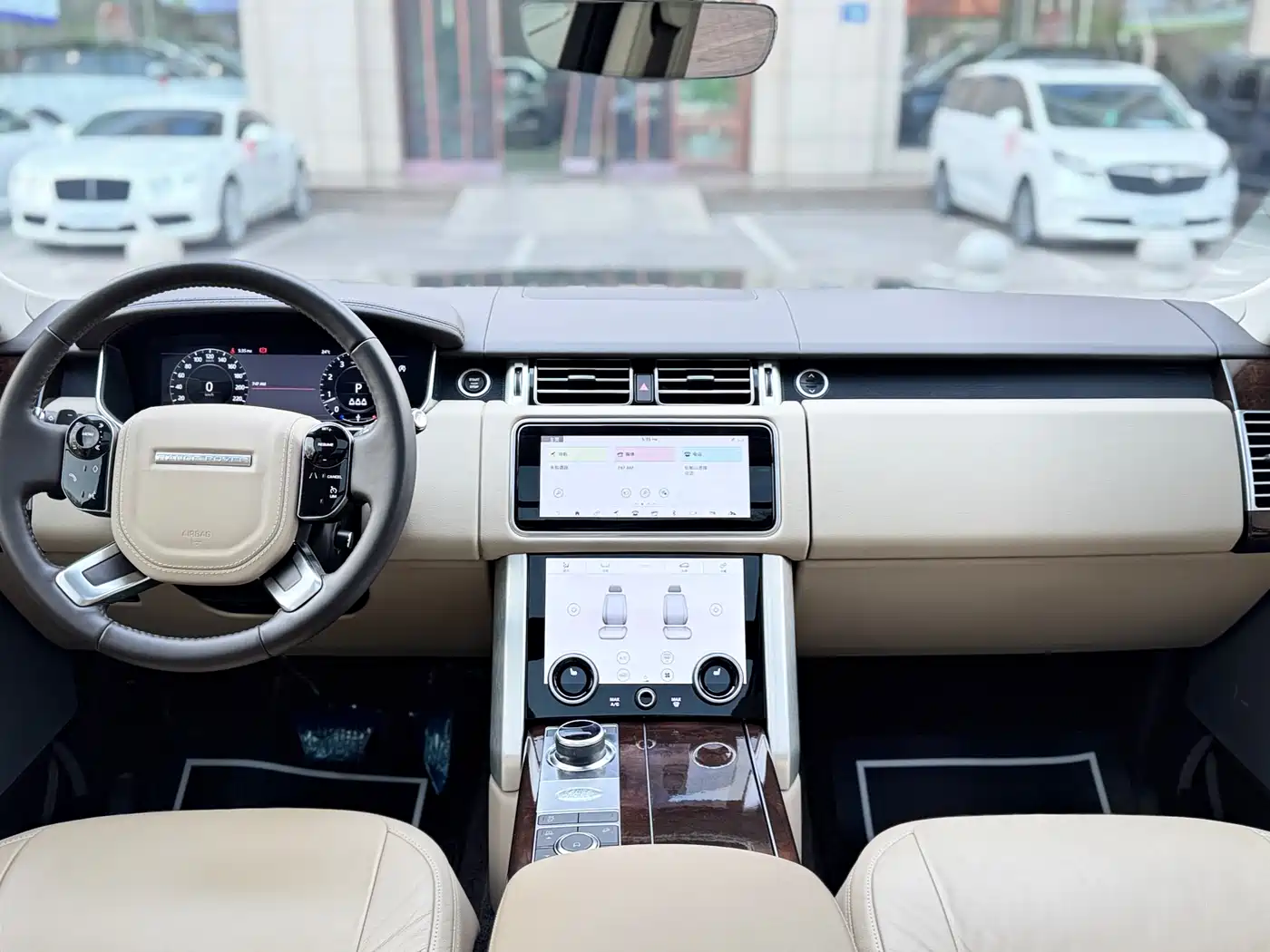 Land Rover Range Rover 2022 3.0 L6 360PS Golden Age Edition фото 15