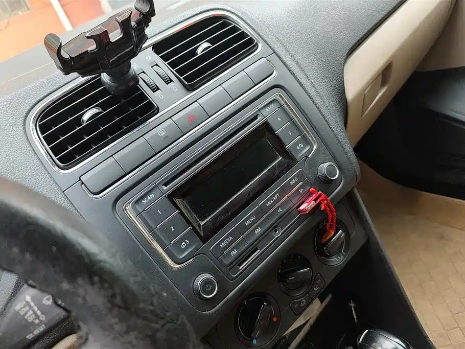 Volkswagen Polo 2013 1.4L Automatic Comfort Edition фото 13