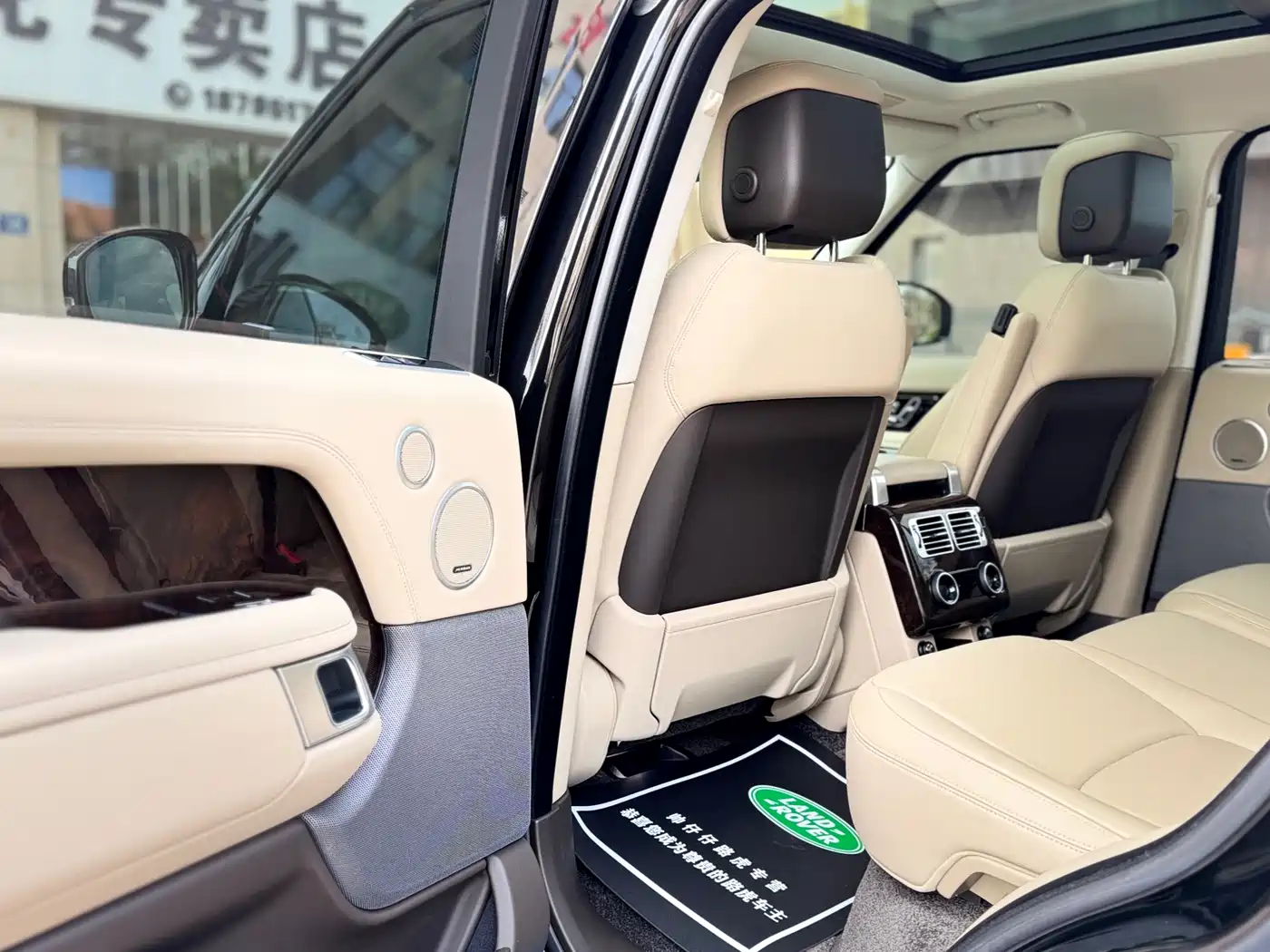 Land Rover Range Rover 2022 3.0 L6 360PS Golden Age Edition фото 22