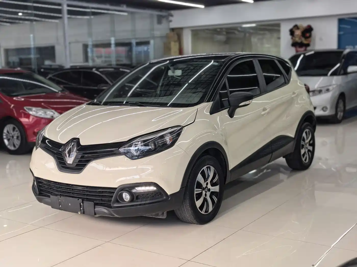 Renault Captur 2015 2015 Model 1.2T Automatic Standard Edition
