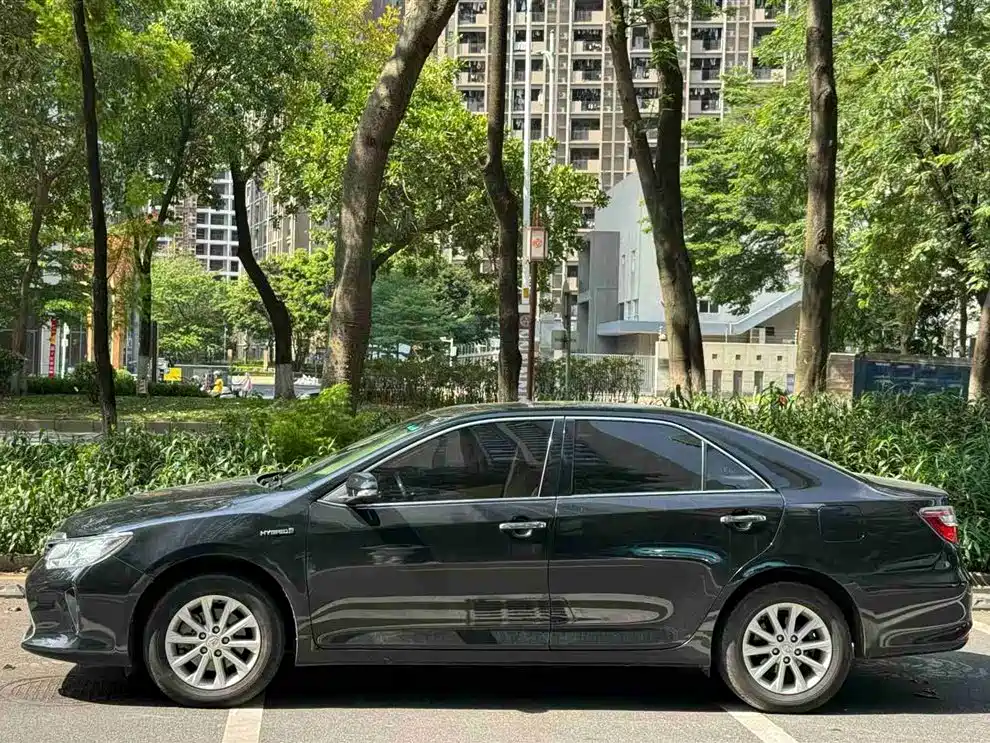 Toyota Camry 2016 Hybrid 2.5HG 10th Anniversary Luxury Navigation Edition фото 2