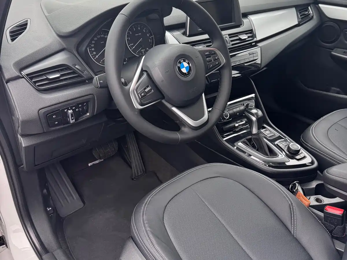 BMW 2 Series Touring 2018 218i Sport Line фото 9