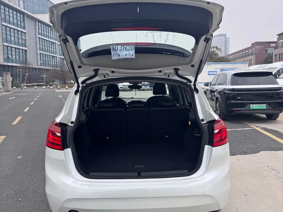 BMW 2 Series Touring 2018 218i Sport Line фото 15
