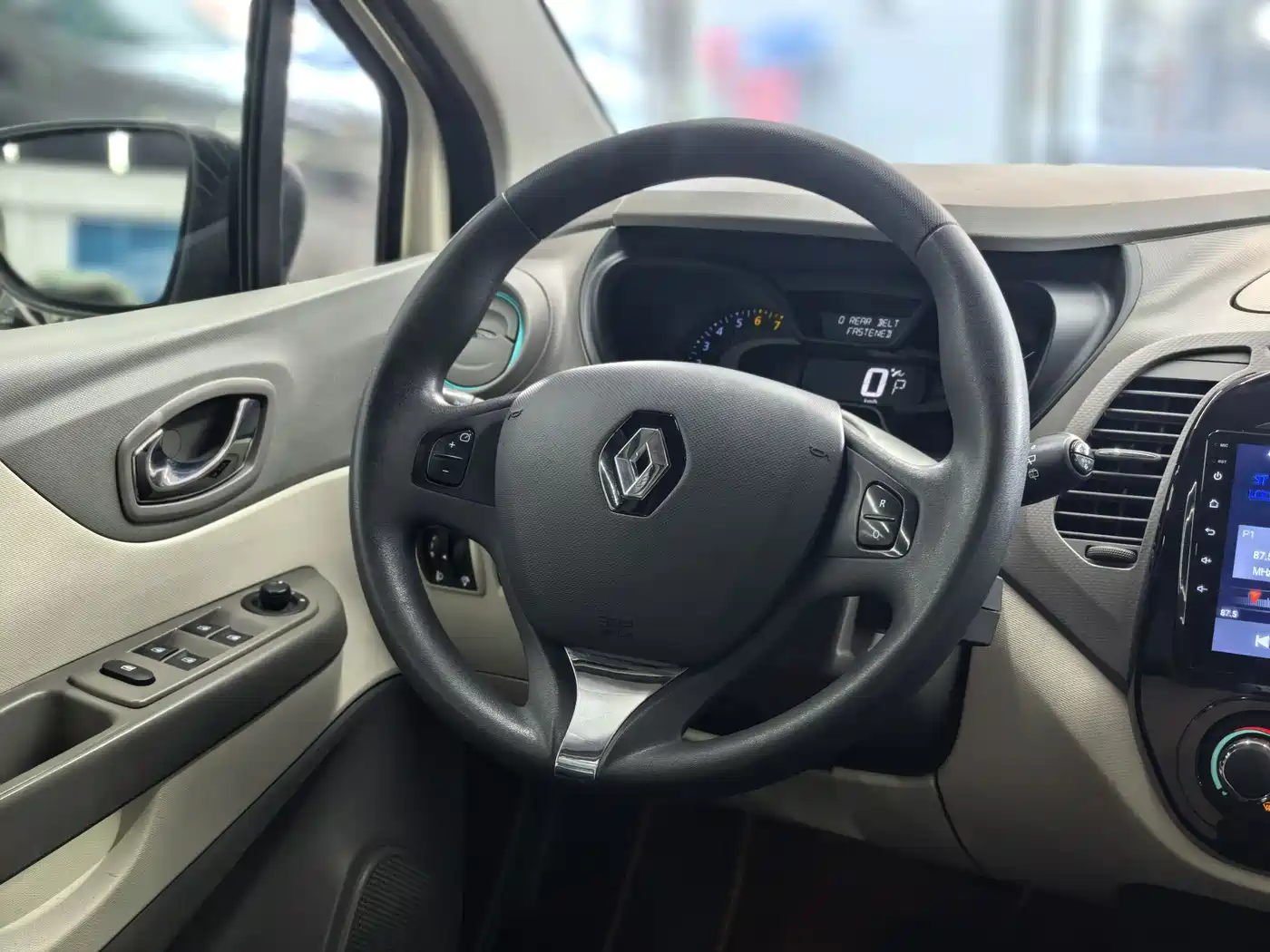 Renault Captur 2015 2015 Model 1.2T Automatic Standard Edition