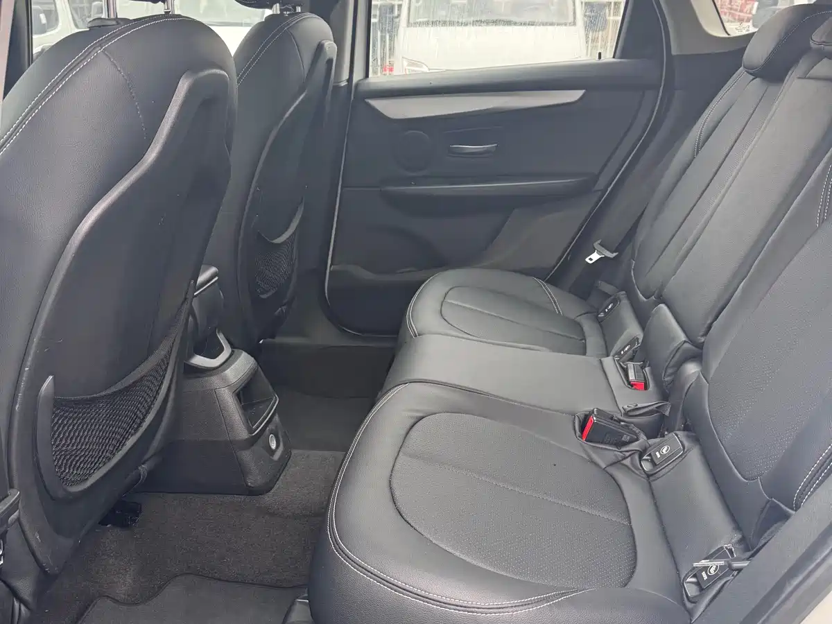 BMW 2 Series Touring 2018 218i Sport Line фото 13