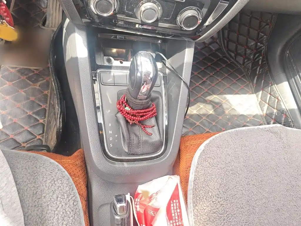 Volkswagen Sagitar 2015 1.6L Automatic Comfort фото 7