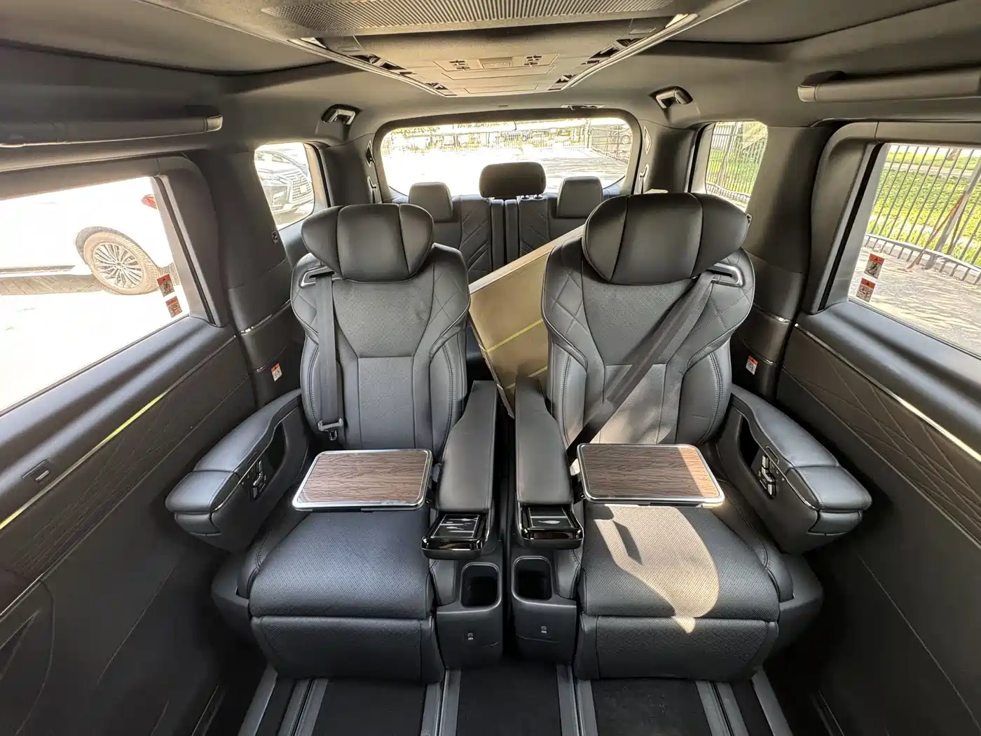 Toyota Alphard 2025 Hybrid 2.5L Ultimate Gold Edition фото 12