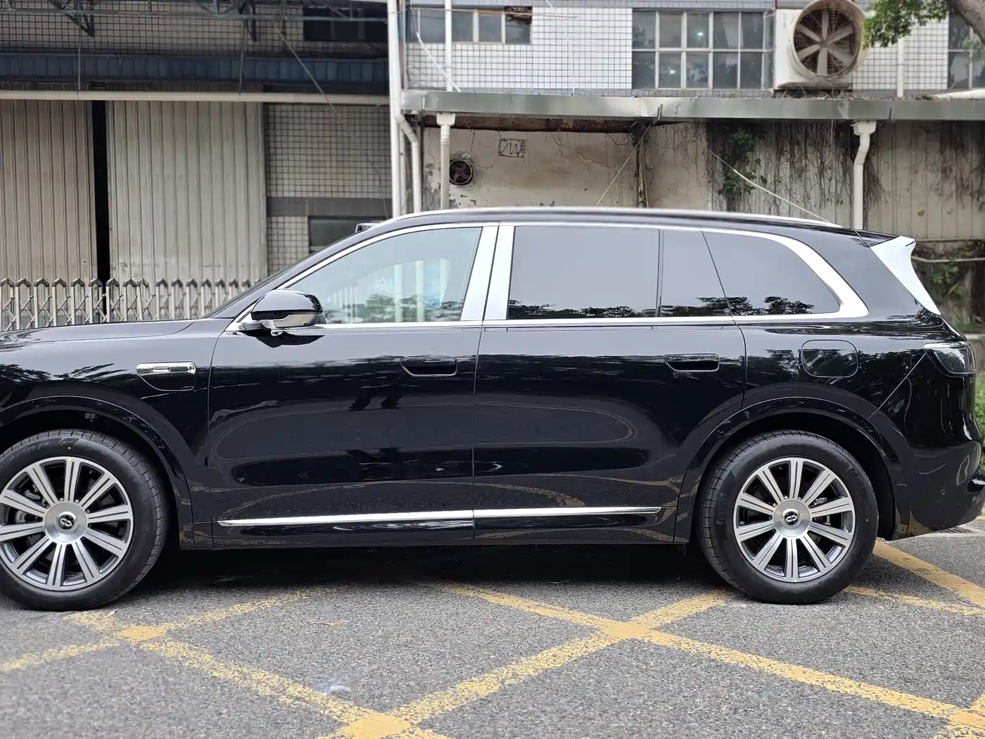 AITO Wenjie AITO M8 2025 Extended Range Max 37kWh 5-Seater фото 8