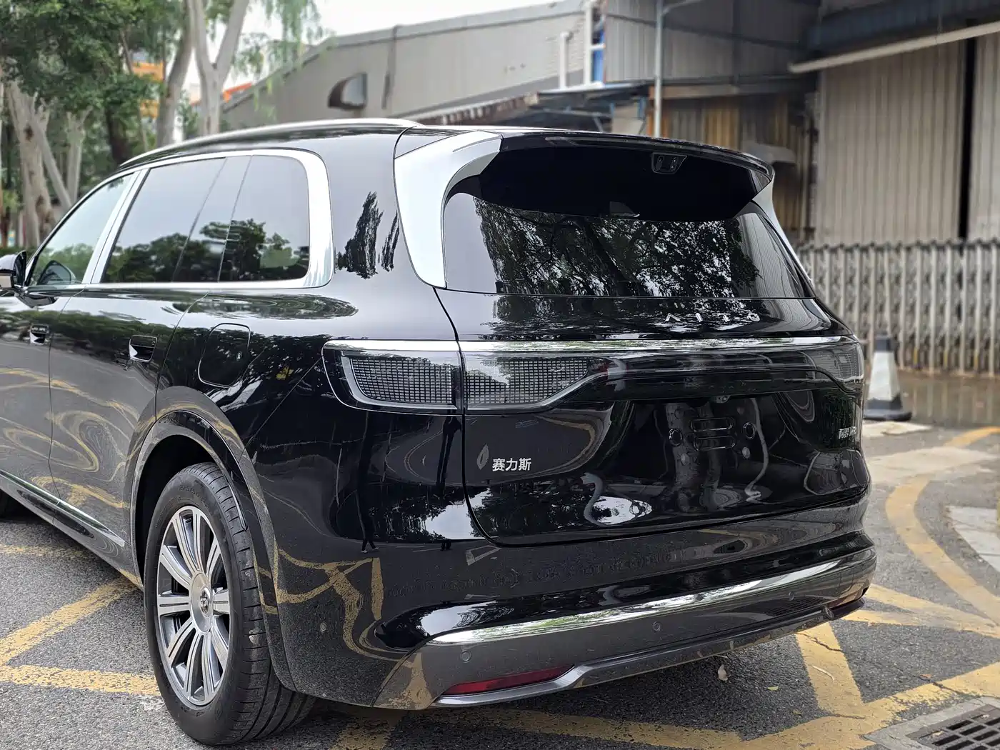 AITO Wenjie AITO M8 2025 Extended Range Max 37kWh 5-Seater фото 9