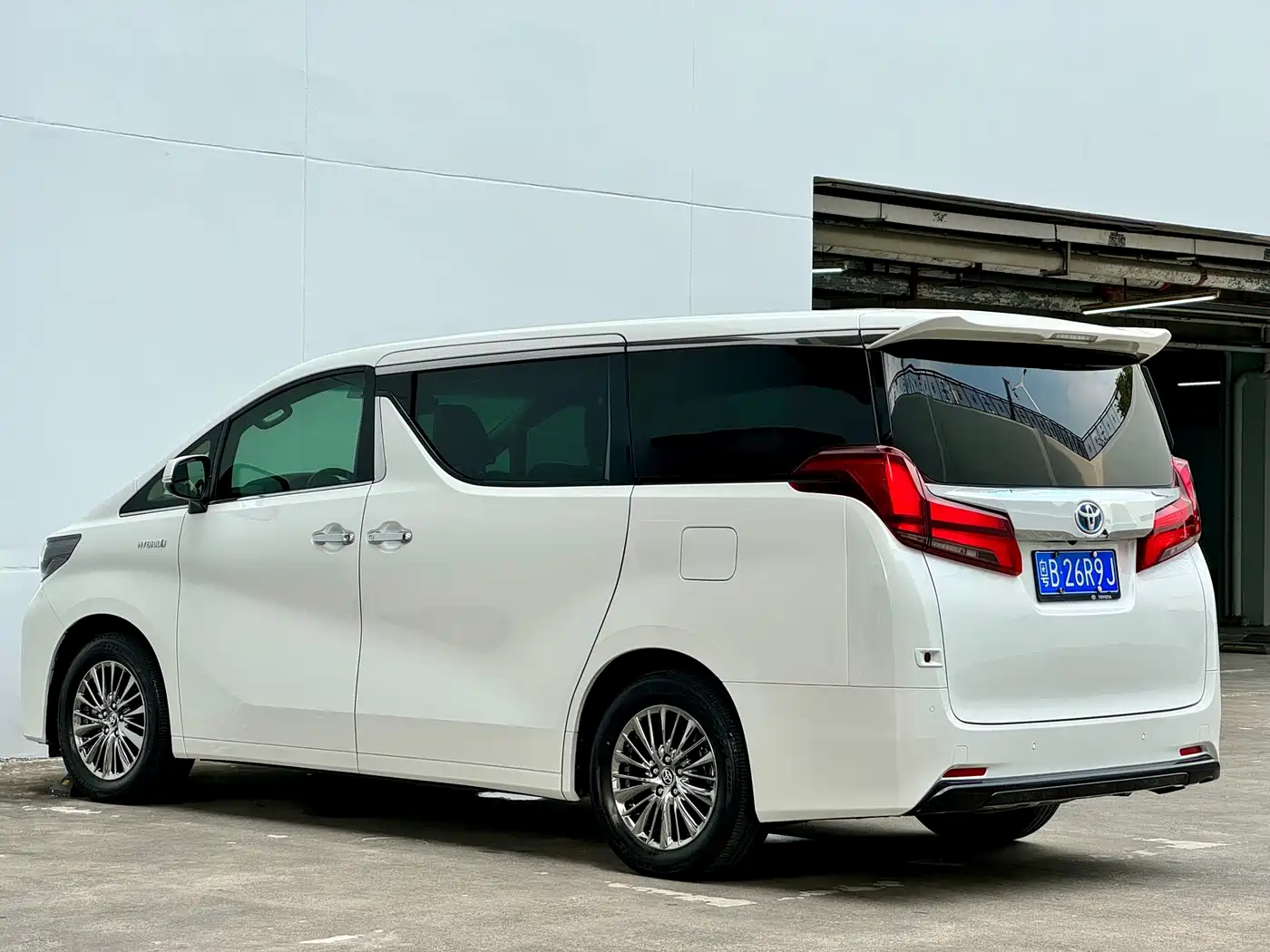 Toyota Alphard 2019 Hybrid 2.5L Premium Edition фото 17