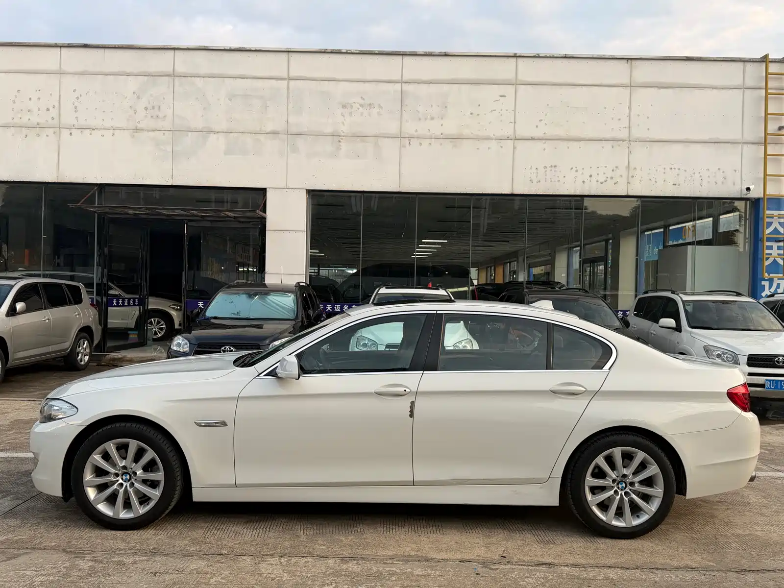 Photo 2 - BMW 5 Series