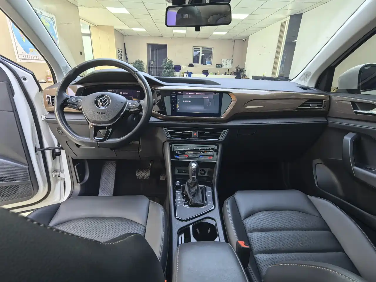 Volkswagen Tharu 2022 280TSI FWD Luxury Edition фото 7