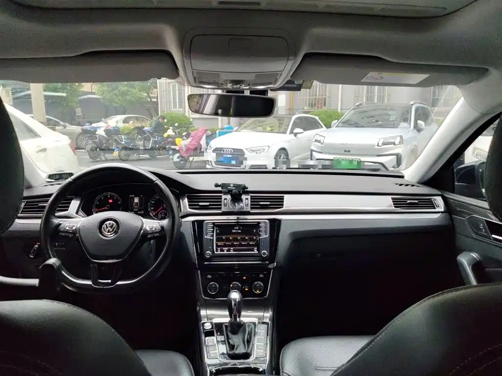 Volkswagen Passat 2017 330TSI DSG Luxury фото 9