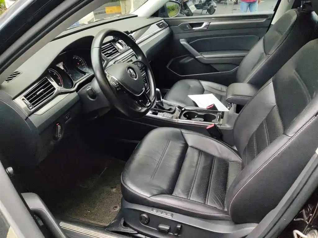 Volkswagen Passat 2017 330TSI DSG Luxury фото 8