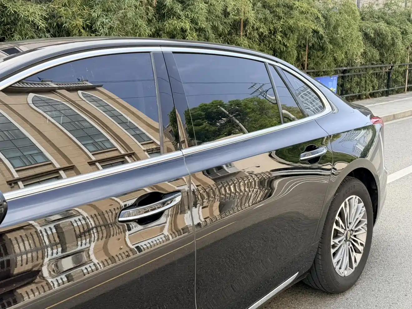Hongqi H5 2025 1.5T DCT Flag Rhythm 500,000 Units Memorial Edition фото 5