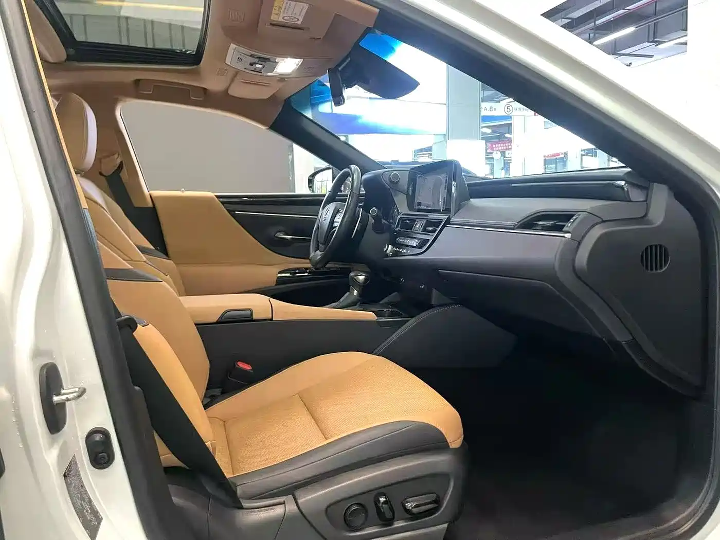 Lexus ES 2023 200 Excellence Edition фото 7
