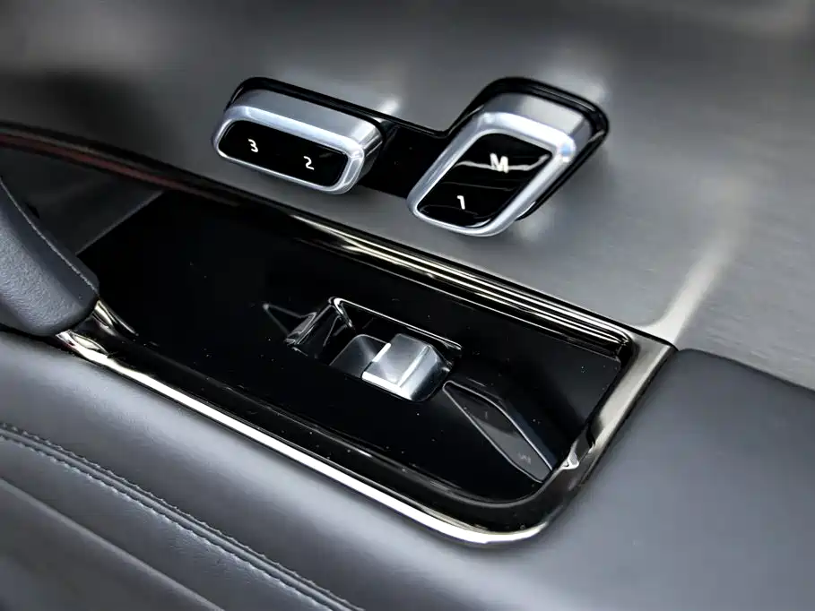 Land Rover Range Rover Sport 2025 400PS Hidden Edge Special Edition фото 30