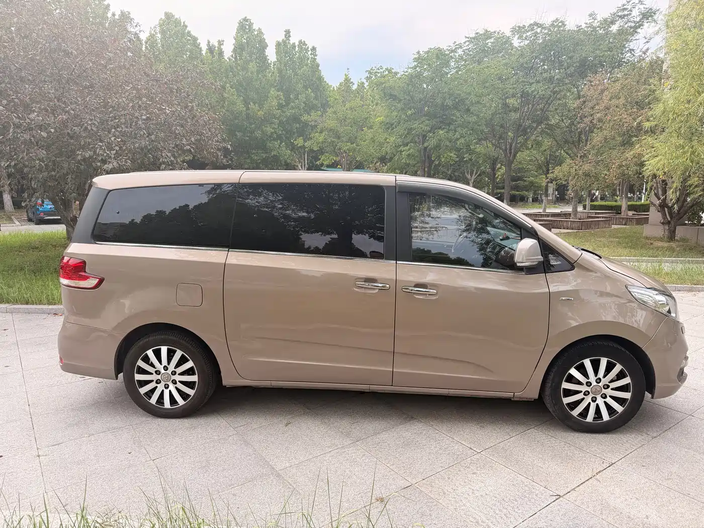 SAIC Maxus Maxus G10 2015 2014 2.0T Automatic Luxury Executive Edition