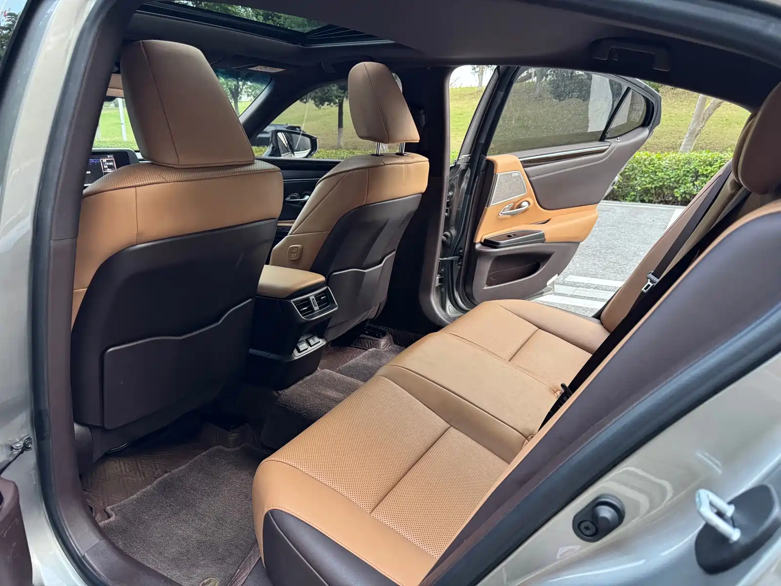 Photo 11 - Lexus ES