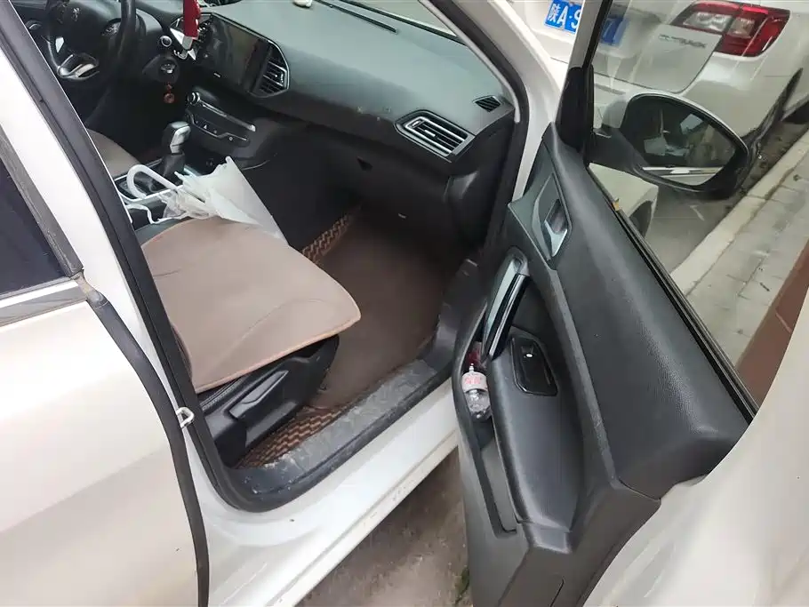 Peugeot 308S 2015 1.2T Auto Dynamic Edition фото 8