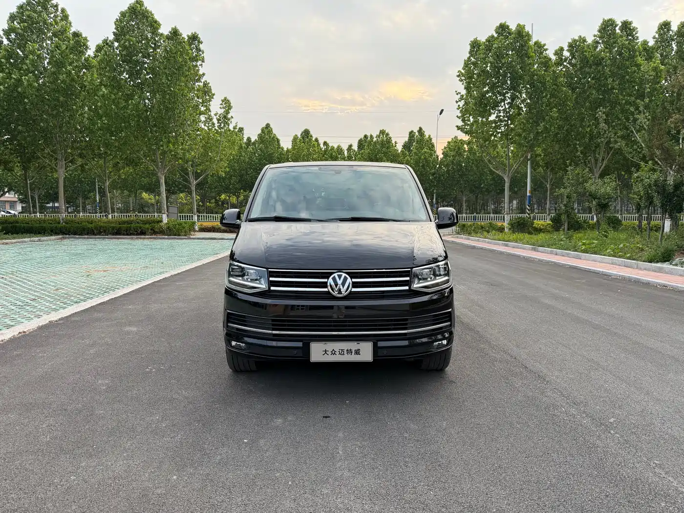 Volkswagen Multivan 2018 2.0TSI 2WD Luxury Edition 7-Seater фото 2