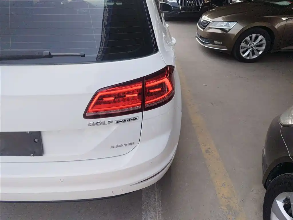 Volkswagen Golf Sportsvan 2016 230TSI Automatic Progressive фото 8