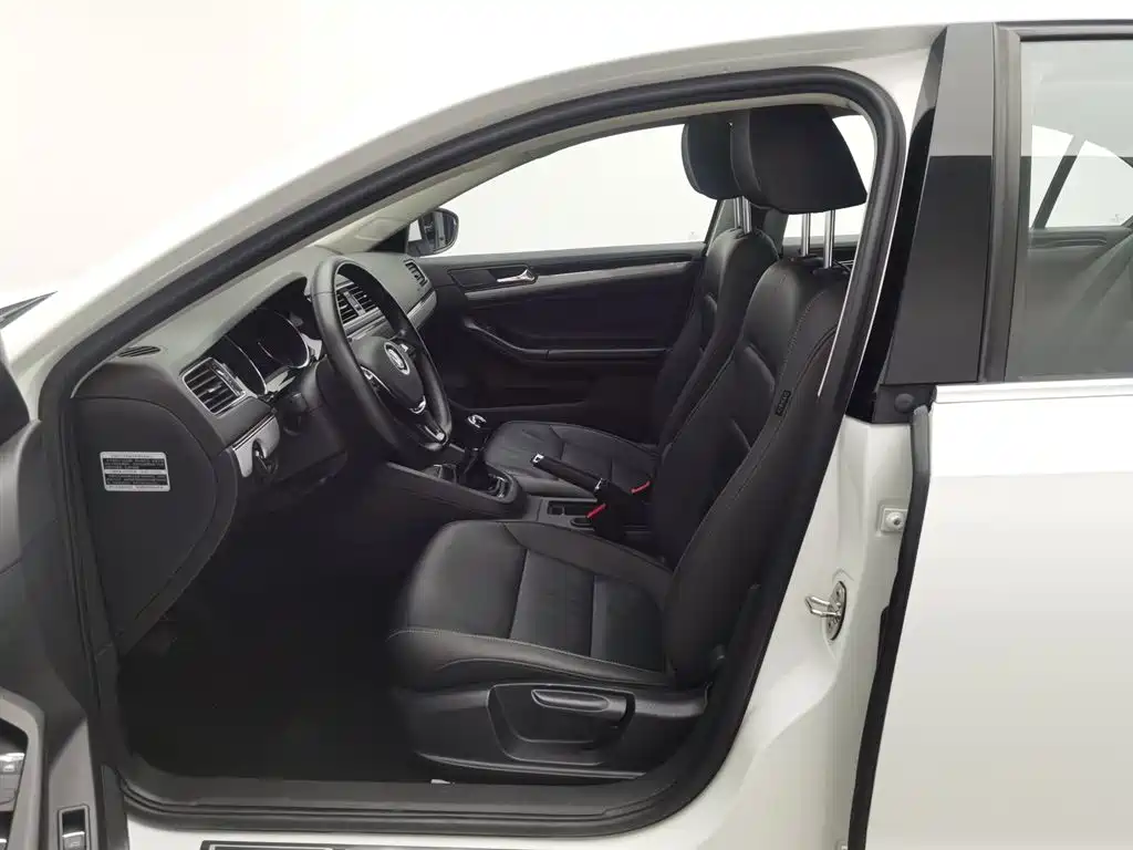 Volkswagen Sagitar 2017 1.6L Manual Comfort фото 10