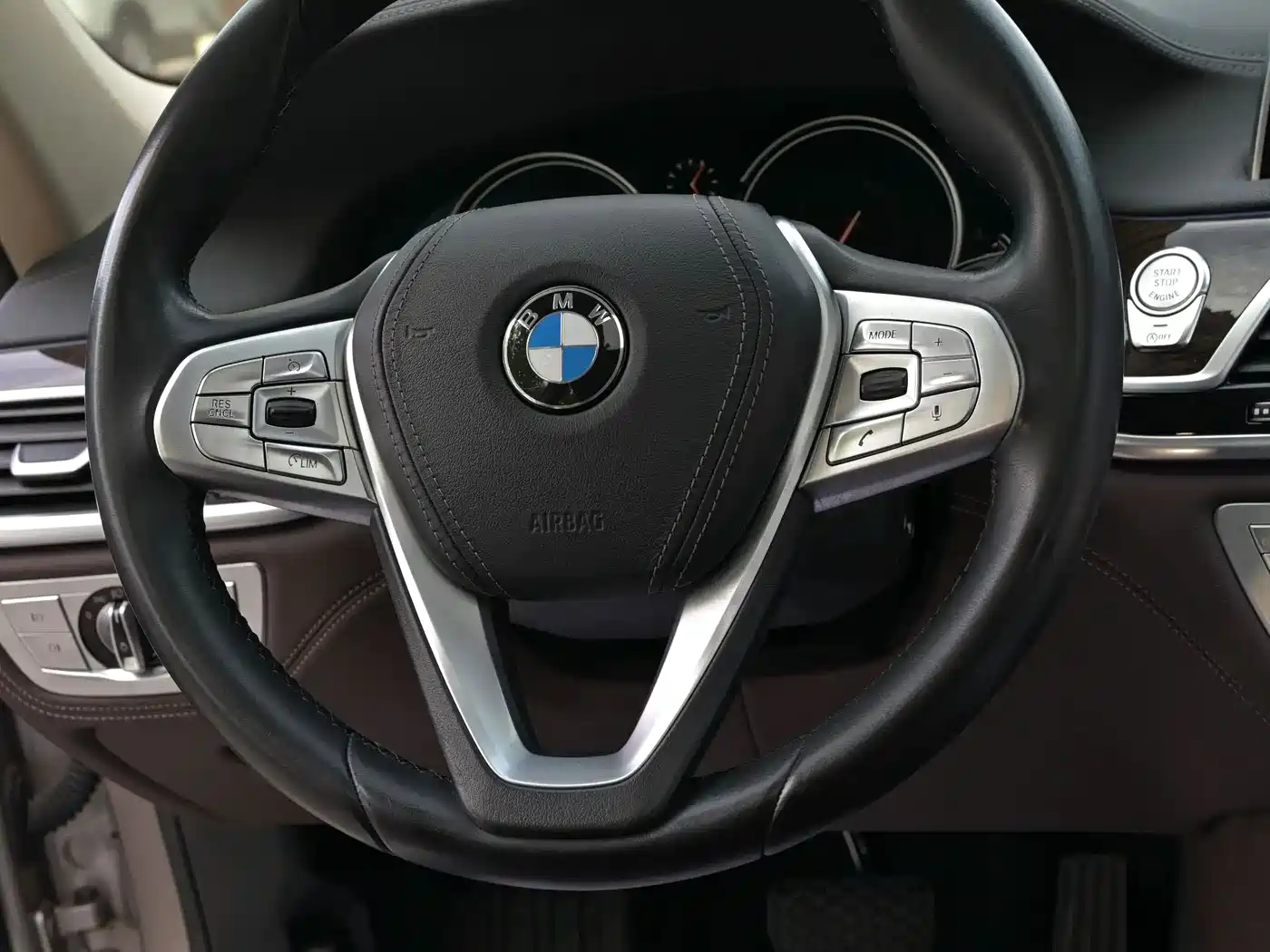 BMW 7 Series 2016 730Li Leading фото 13