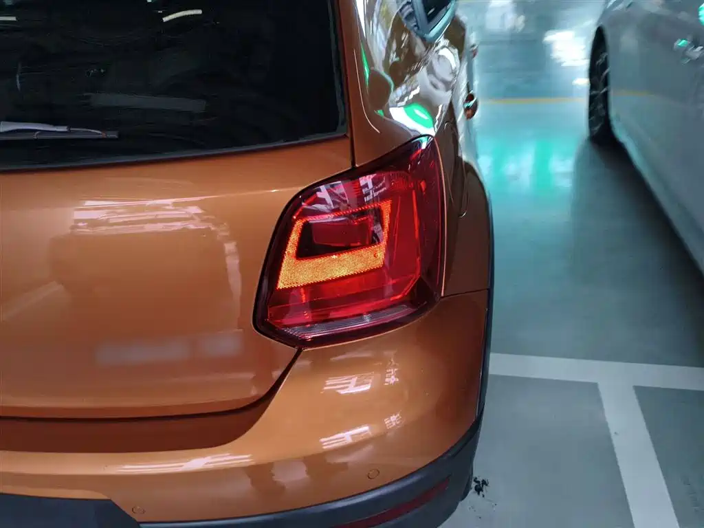 Volkswagen Polo 2014 1.6L Cross Polo Automatic фото 24