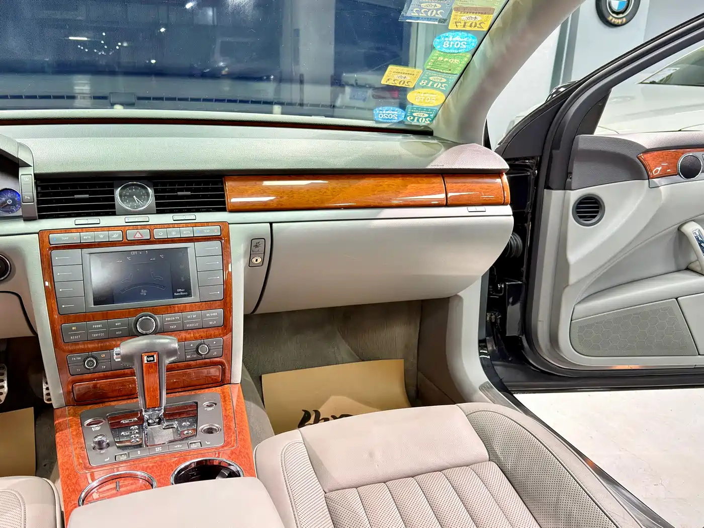 Volkswagen Phaeton 2007 Model 3.2L V6 5-Seat Base фото 16