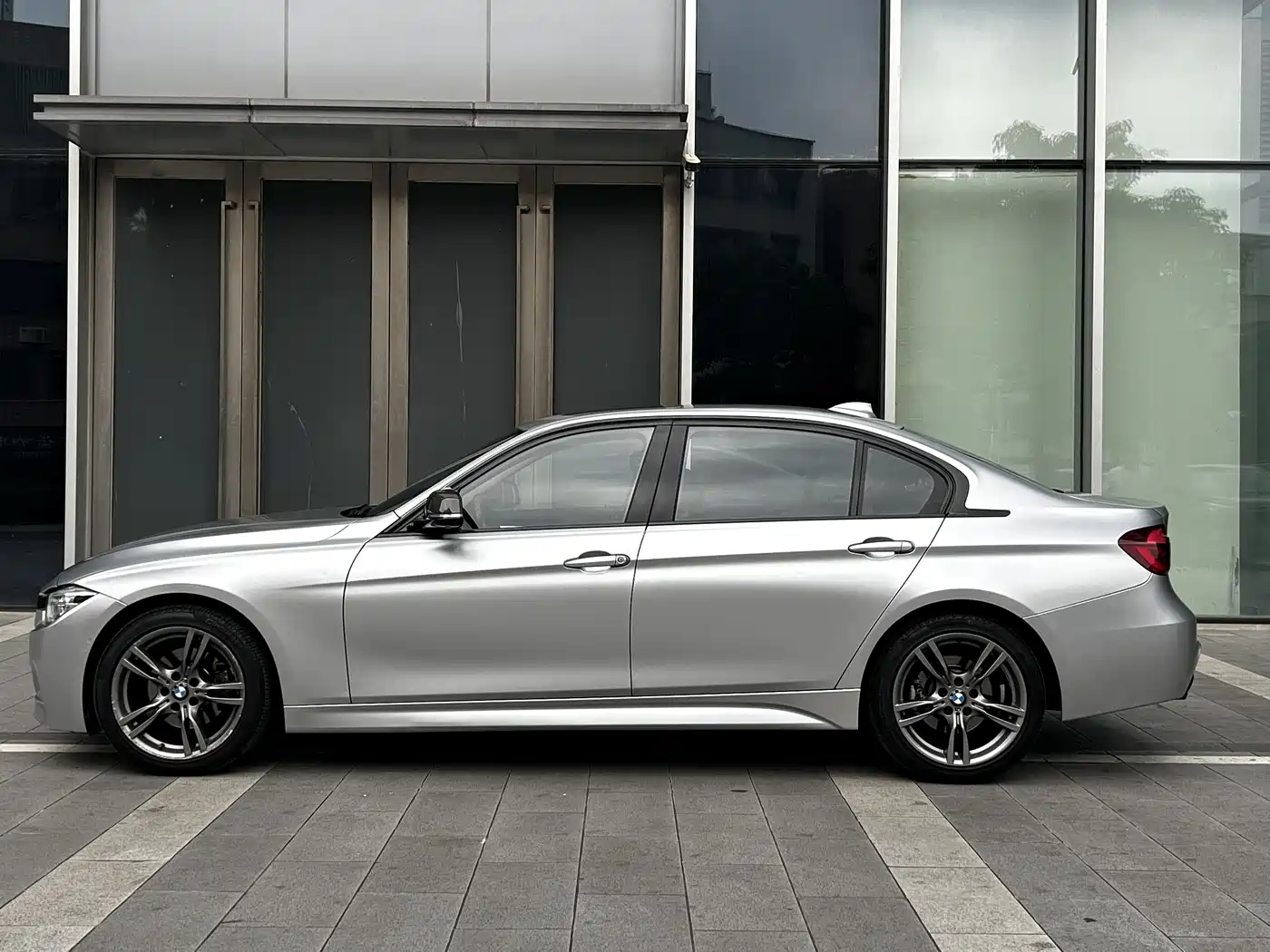 BMW 3 Series 2018 320Li M Sport Black Night Edition фото 4