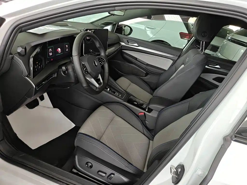 Volkswagen Golf 2025 2025 Second Facelift 300TSI R-Line