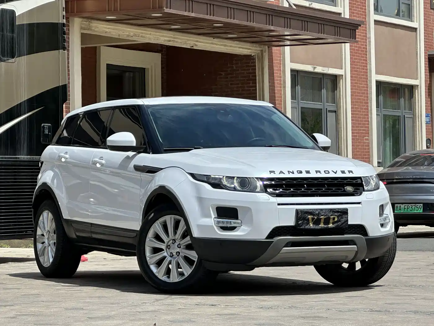 Land Rover Range Rover Evoque 2015 2.0T 5-Door Intelligent Edition фото 3