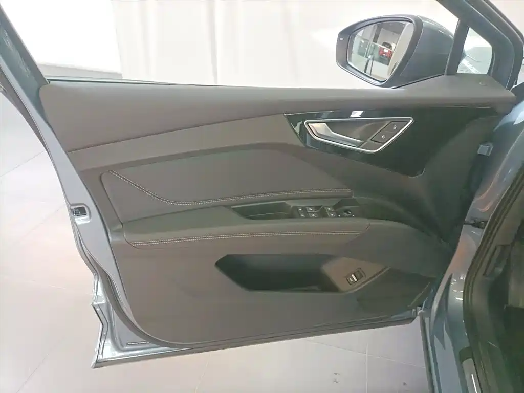 AUDI Q4 E TRON
