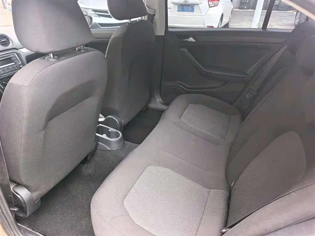 Volkswagen Jetta 2015 1.6L Automatic Luxury фото 7