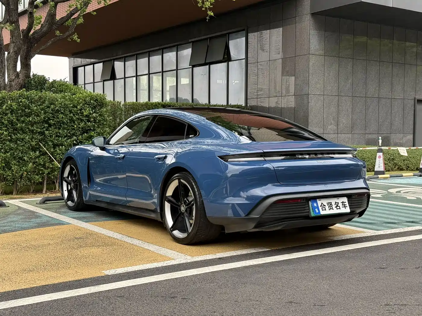 PORSCHE TAYCAN